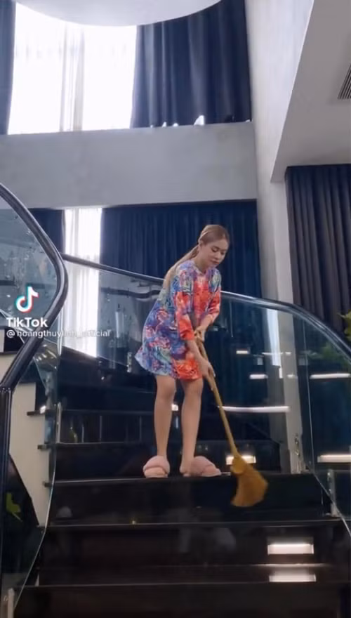 Cầu thang lan can kính hiện đại.