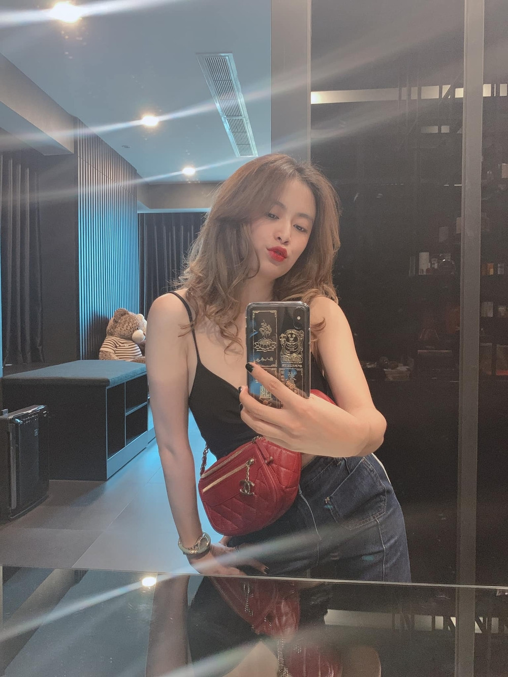 Để tiện cho việc chụp hình "sống ảo", Hoàng Thuỳ Linh lắp khá nhiều gương trong căn hộ. Nguồn ảnh: FBNV