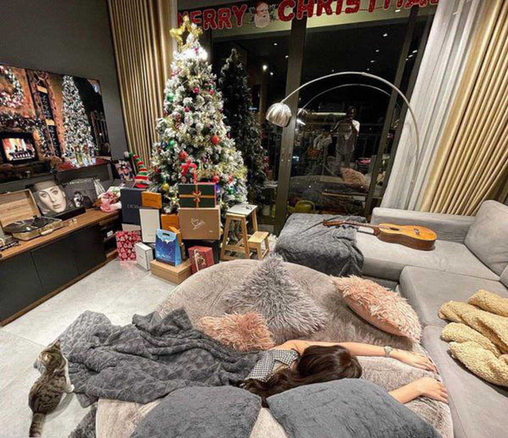 Một góc trong phòng khách được nữ ca sĩ chia sẻ.