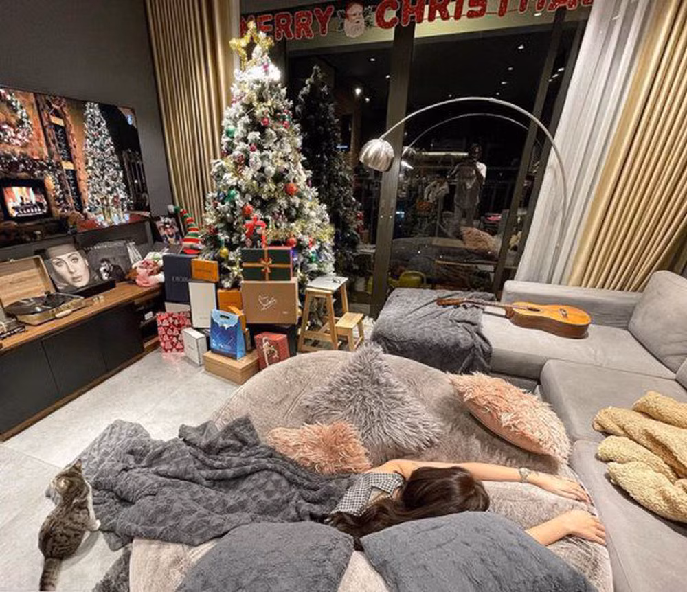 Một góc trong phòng khách được nữ ca sĩ chia sẻ.