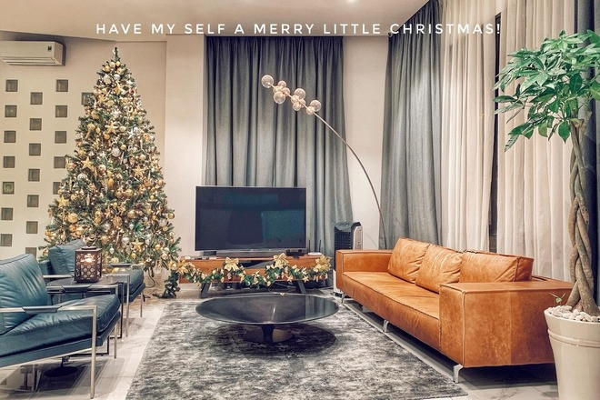 Trong phòng khách, Noo Phước Thịnh decor thêm thảm lông để tăng phần sang trọng, trang nhã. Ảnh: FBNV