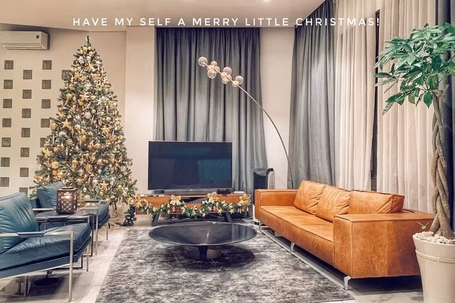 Trong phòng khách, Noo Phước Thịnh decor thêm thảm lông để tăng phần sang trọng, trang nhã. Ảnh: FBNV