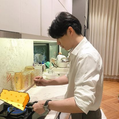 Khu bếp nhà Noo Phước Thịnh có tông trắng chủ đạo. Ảnh: FBNV