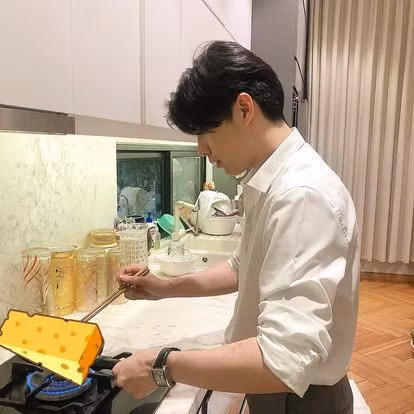 Khu bếp nhà Noo Phước Thịnh có tông trắng chủ đạo. Ảnh: FBNV