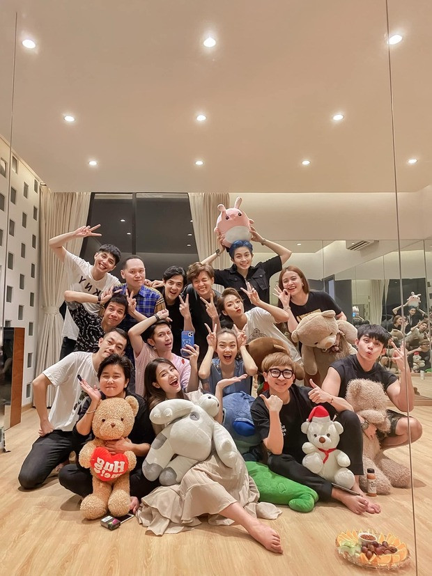 Trong nhà Noo Phước Thịnh còn có một chiếc gương khổng lồ. Ảnh: FBNV