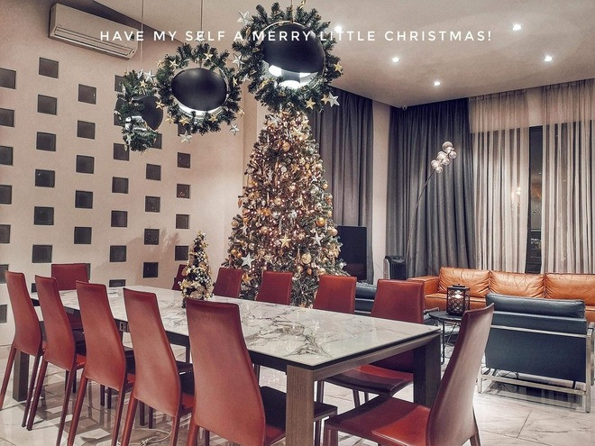 Gần sofa là bàn ăn có mặt vân đá sang trọng, ghế ngồi màu đỏ nổi bật. Ảnh: FBNV