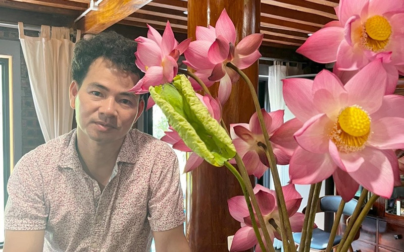 Trên trang cá nhân, bà xã Xuân Bắc cũng gây chú ý khi đăng tải ảnh chồng bên hoa sen. Ảnh: FBNV