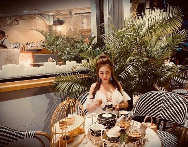 Ánh Ngọc khiến nhiều người ngưỡng mộ khi có cuộc sống sang chảnh khi thường xuyên đi du lịch, mua sắm. Ảnh: FBNV