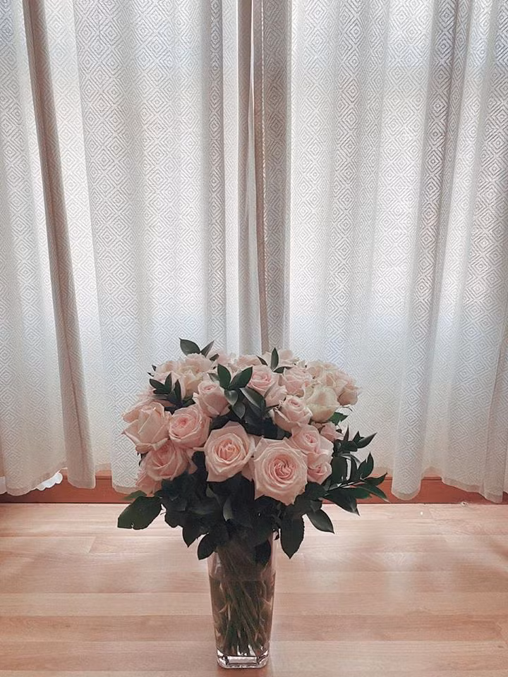 Mai Phương Thúy thường xuyên cắm hoa hồng để căn hộ thêm sinh động. Ảnh: FBNV