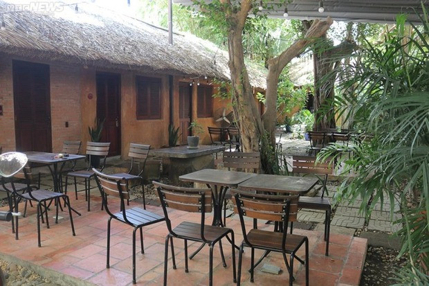 Ngôi nhà vách đất, mái lá, trồng nhiều cây xanh, hồ sinh thái, mang đến không gian thoáng đãng, bình yên. Ảnh: VTCNews