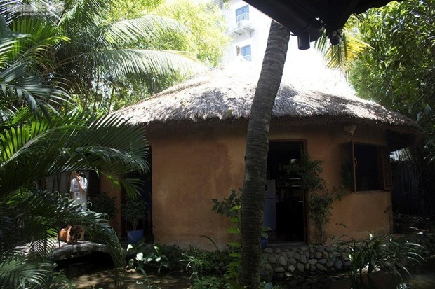 Phía sau võ đường là căn nhà mái lá đơn sơ, đầy đủ các tiện nghi bên trong. Ảnh: VTCNews