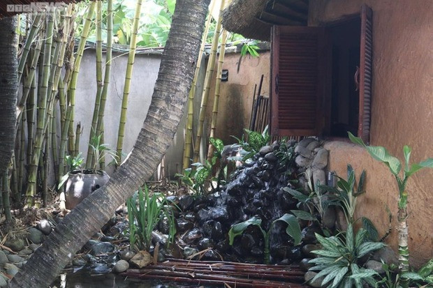 Chia sẻ về lý do chọn ở nhà lá, Johnny Trí Nguyễn tâm sự, anh bị nó hấp dẫn và cảm thấy mình như được sống trong resort. Ảnh: VTCNews