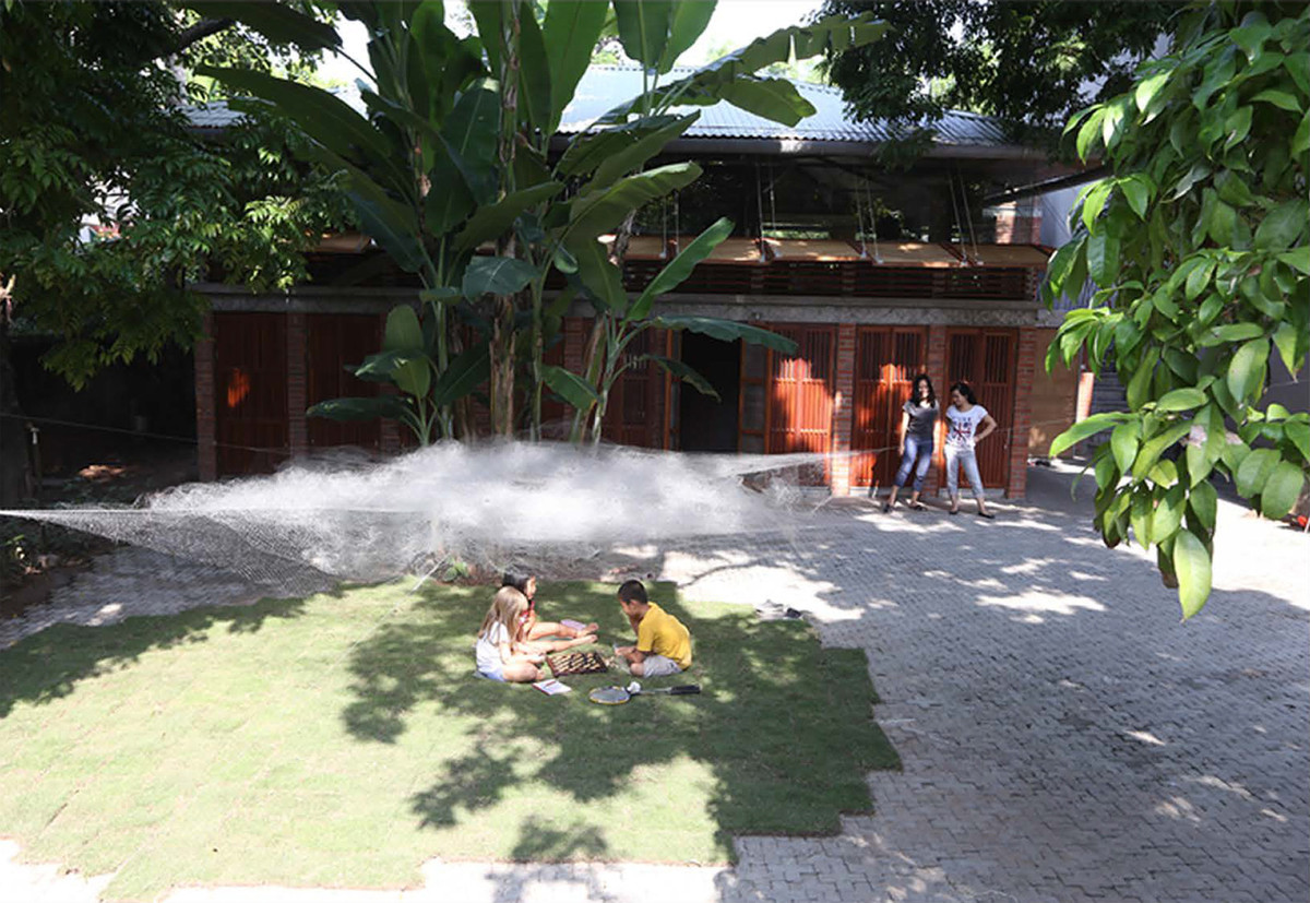 Khoảng sân phía trước là nơi vui chơi của trẻ em.