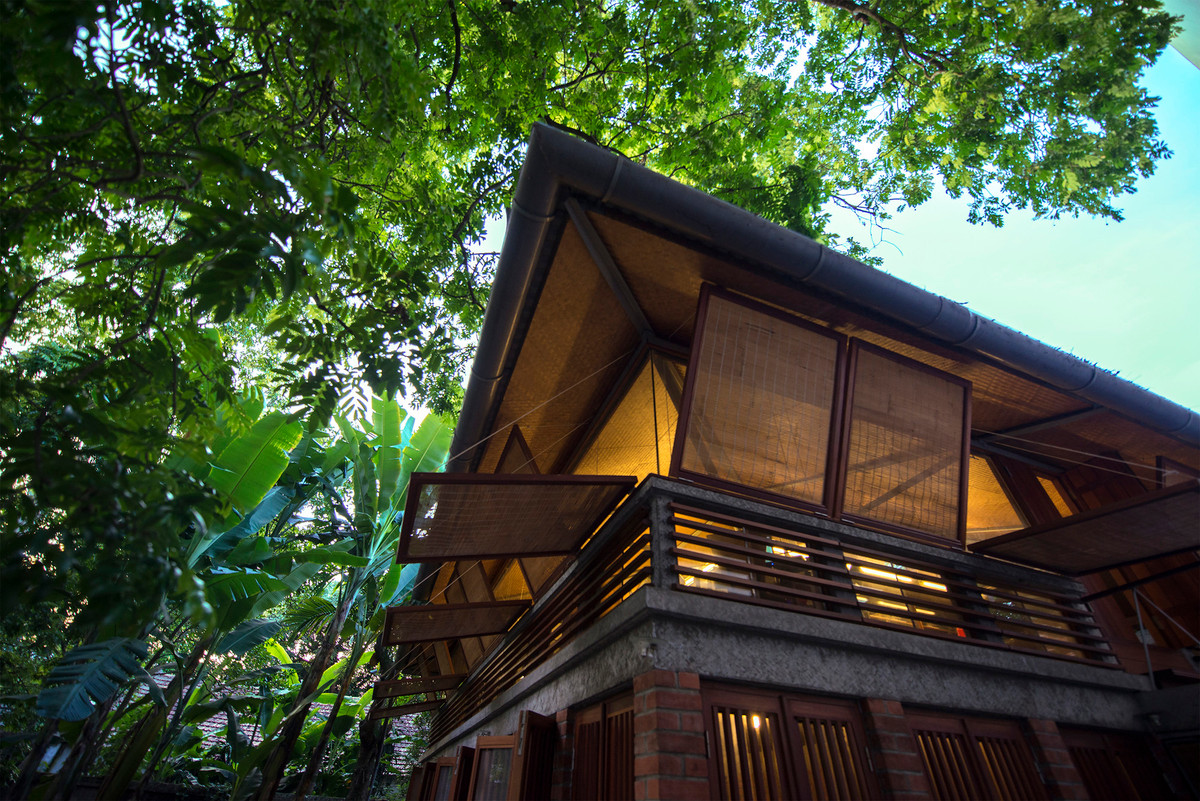 Nhà được thiết kế khéo léo giữa những tán lá, vừa tận dụng được bóng râm tự nhiên tránh nóng, vừa giảm thiểu tối đa khả năng phá hoại môi trường.