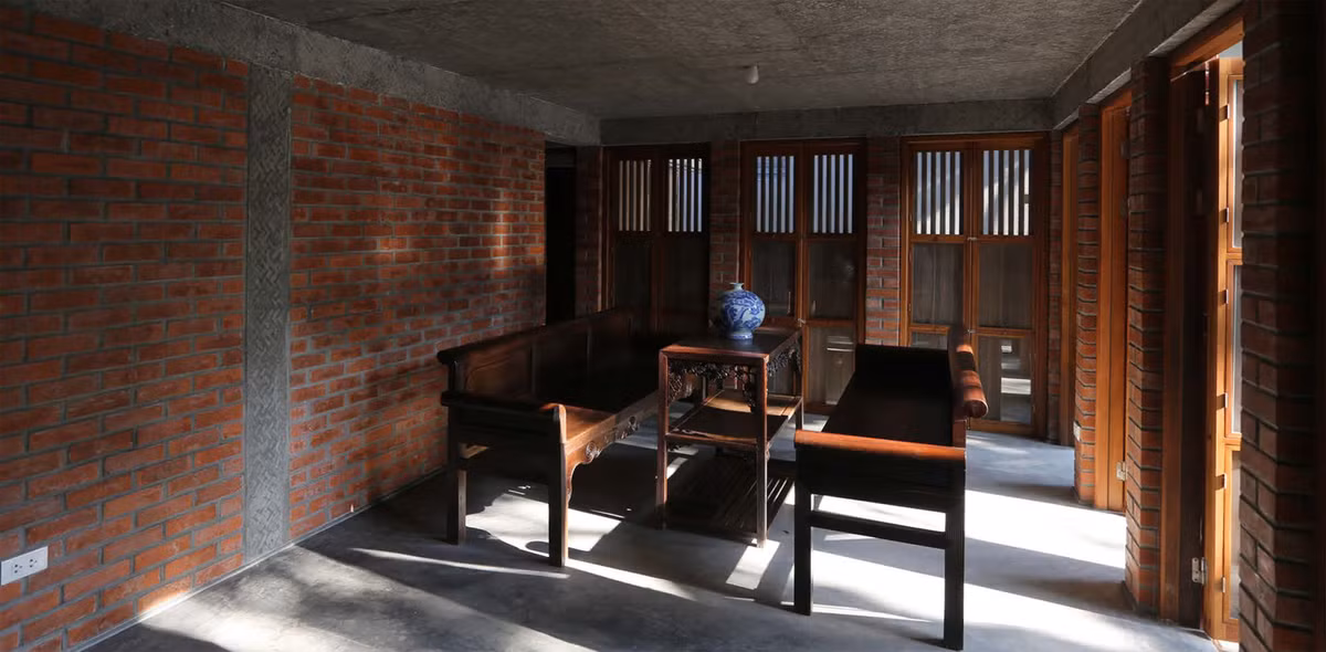 Ngôi nhà gồm 2 tầng nhưng đa chức năng và có tính linh hoạt cao. Tầng 1 gồm phòng khách, không gian sinh hoạt chung, 3 phòng ngủ và bếp.