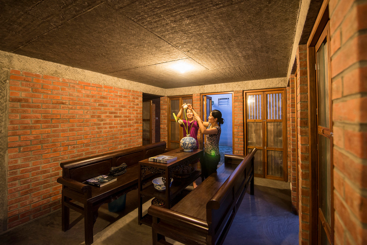 Tường xây bằng gạch nung, không trát vôi, tạo cảm giác đơn sơ, nhẹ nhàng y hệt ngôi nhà thời xưa.