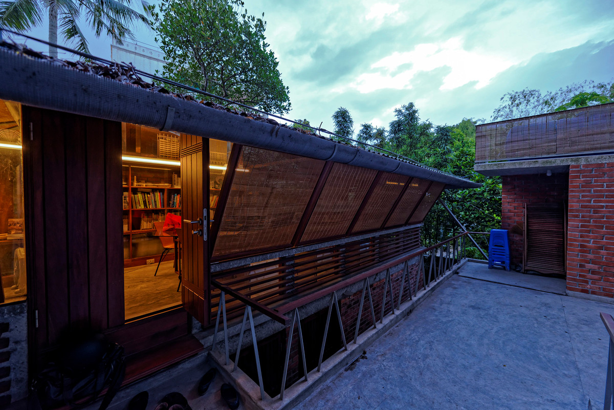 Điểm nhấn của ngôi nhà tre là 36 bộ cánh cửa gỗ "thượng song hạ bản" mang màu sắc truyền thống. Hệ thống cửa cho phép người sử dụng có thể điều chỉnh linh hoạt theo chuyển động của mặt trời và sự thay đổi khí hậu nhằm đón gió, ánh sáng từ bốn bề.