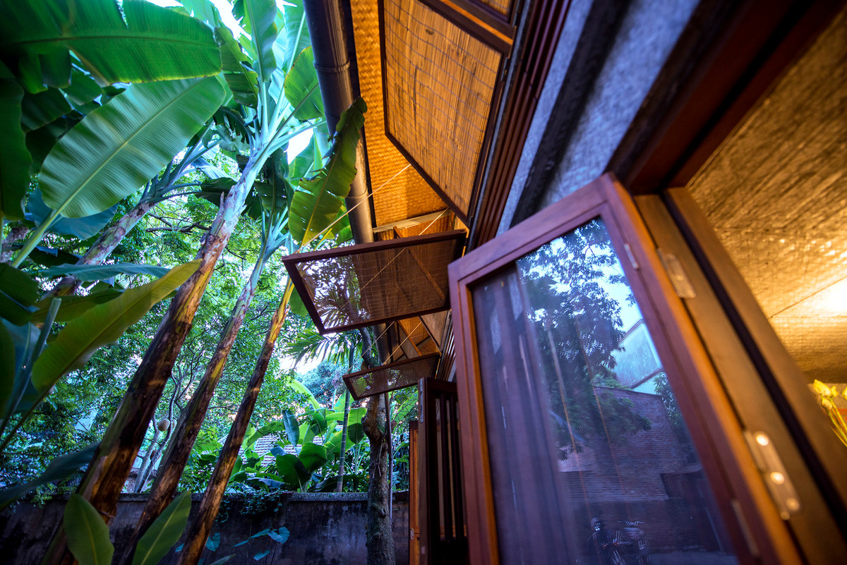 Tầng trên là văn phòng làm việc của một công ty kiến trúc với không gian mở, tầm nhìn thoáng đãng.