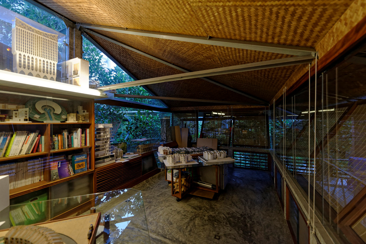 Theo chia sẻ của kiến trúc sư, ngôi nhà mát về mùa hè và ấm về mùa đông. Nhiệt độ trong nhà cao nhất không quá 29 độ C và thấp nhất không dưới 18 độ C.