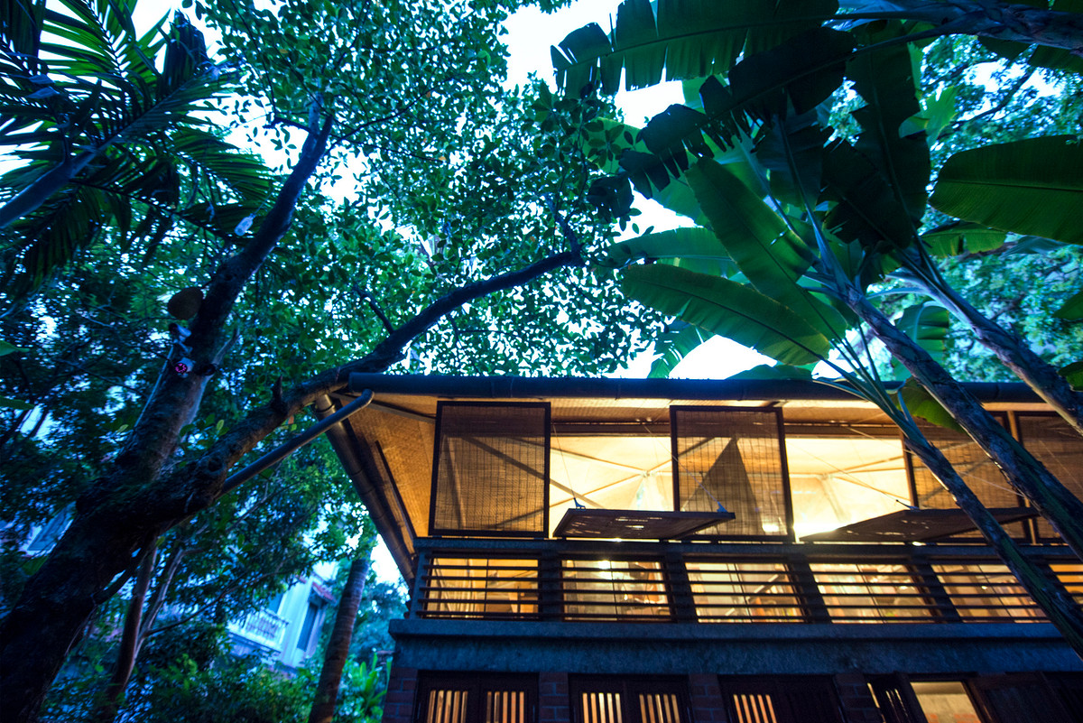 Nhìn tổng thể bên ngoài, màu xanh của cây cối và màu nâu của đất gỗ hòa quyện thành một bức tranh thật nhẹ nhàng, an nhiên, tựa như hình ảnh khu rừng.