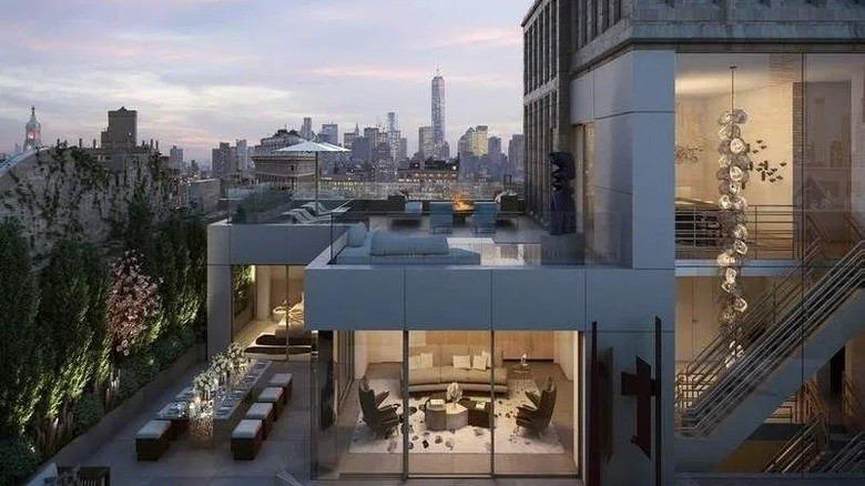 Giữa năm 2018, Jeff Bezos chốt một thỏa thuận trị giá 80 triệu USD mua căn hộ áp mái và hai căn hộ ngay bên dưới tại 212 Đại lộ số 5 ở Thành phố New York. Căn hộ áp mái chiếm ba tầng của tòa nhà. Ảnh: Housedigest