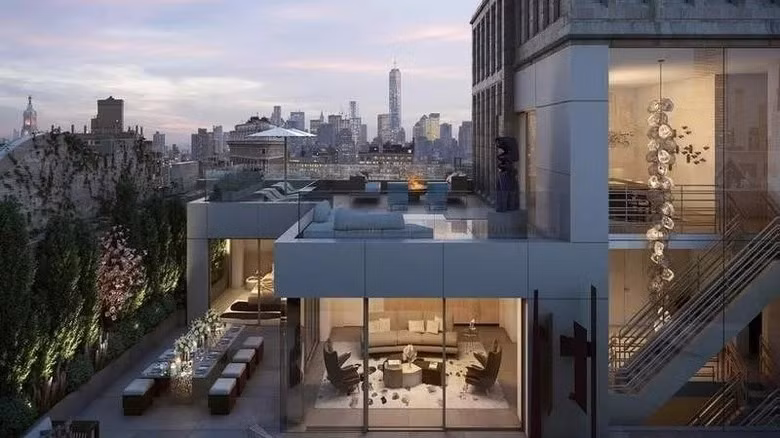 Giữa năm 2018, Jeff Bezos chốt một thỏa thuận trị giá 80 triệu USD mua căn hộ áp mái và hai căn hộ ngay bên dưới tại 212 Đại lộ số 5 ở Thành phố New York. Căn hộ áp mái chiếm ba tầng của tòa nhà. Ảnh: Housedigest