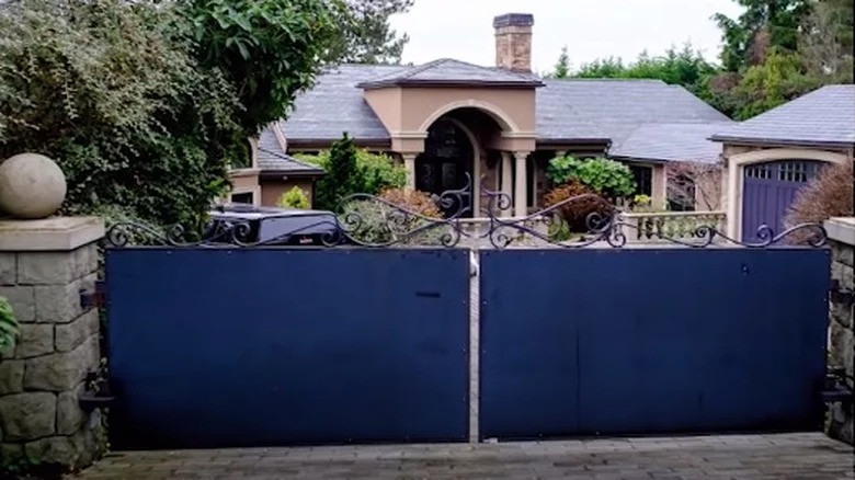 Năm 2010, Jeff Bezos chi khoảng 50 triệu USD ngôi nhà rộng 2.229 m2 bên cạnh khu phức hợp ban đầu của ông ở Medina, Washington. Sau đó, Bezos chi thêm 28 triệu USD để cải tạo. Ảnh: Housedigest