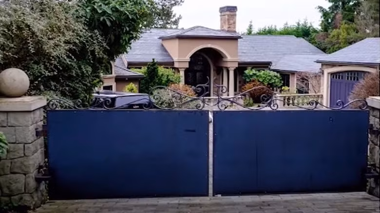 Năm 2010, Jeff Bezos chi khoảng 50 triệu USD ngôi nhà rộng 2.229 m2 bên cạnh khu phức hợp ban đầu của ông ở Medina, Washington. Sau đó, Bezos chi thêm 28 triệu USD để cải tạo. Ảnh: Housedigest