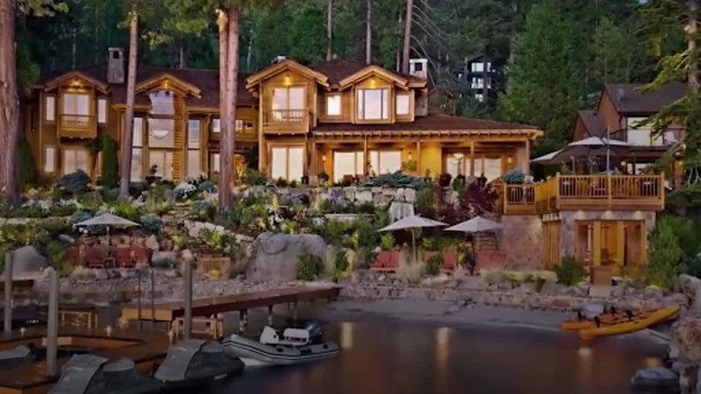 Nhà sáng lập Amazon còn sở hữu bất động sản trị giá 10 triệu USD ở Medina, Washington. Ngôi nhà rộng 1.913 m2, gồm 5 phòng ngủ, 4 phòng tắm. Ảnh: Housedigest