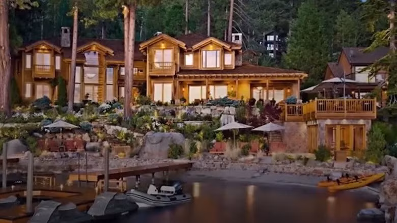 Nhà sáng lập Amazon còn sở hữu bất động sản trị giá 10 triệu USD ở Medina, Washington. Ngôi nhà rộng 1.913 m2, gồm 5 phòng ngủ, 4 phòng tắm. Ảnh: Housedigest