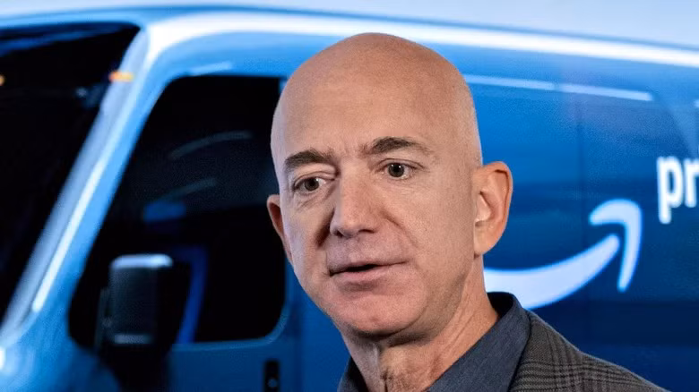 Tháng 1/2020, Jeff Bezos mua căn biệt thự ngay đối diện với khu phức hợp đồ sộ ở Washington D.C. với giá 4,995 triệu USD. Nhà rộng 444 m2, có thang máy, khu dành cho nhân viên hoặc khách, phòng giặt là, phòng trang điểm và hầm rượu 700 chai... Ảnh: Housedigest