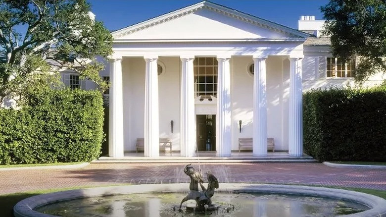 Jeff Bezos mua biệt thự Jack Warner trị giá 165 triệu USD ở Beverly Hills vào tháng 2/2020. Cơ ngơi rộng 9 mẫu Anh, bao gồm khu vườn tươi tốt, sân thượng rộng, hai nhà nghỉ, sân tennis, hồ bơi và sân gôn chín lỗ. Ảnh: Housedigest