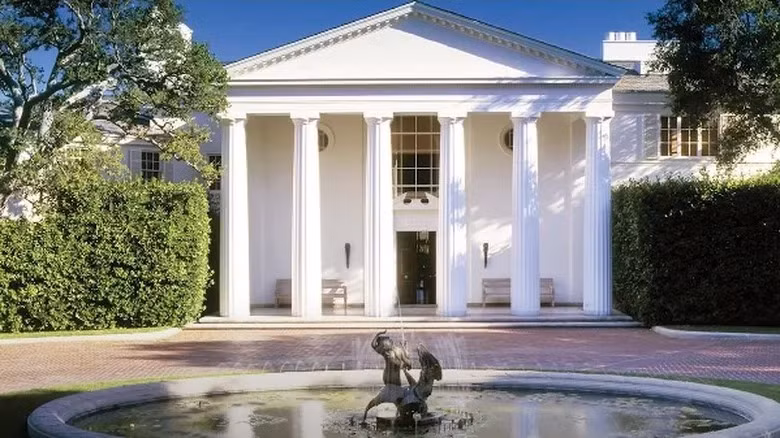 Jeff Bezos mua biệt thự Jack Warner trị giá 165 triệu USD ở Beverly Hills vào tháng 2/2020. Cơ ngơi rộng 9 mẫu Anh, bao gồm khu vườn tươi tốt, sân thượng rộng, hai nhà nghỉ, sân tennis, hồ bơi và sân gôn chín lỗ. Ảnh: Housedigest