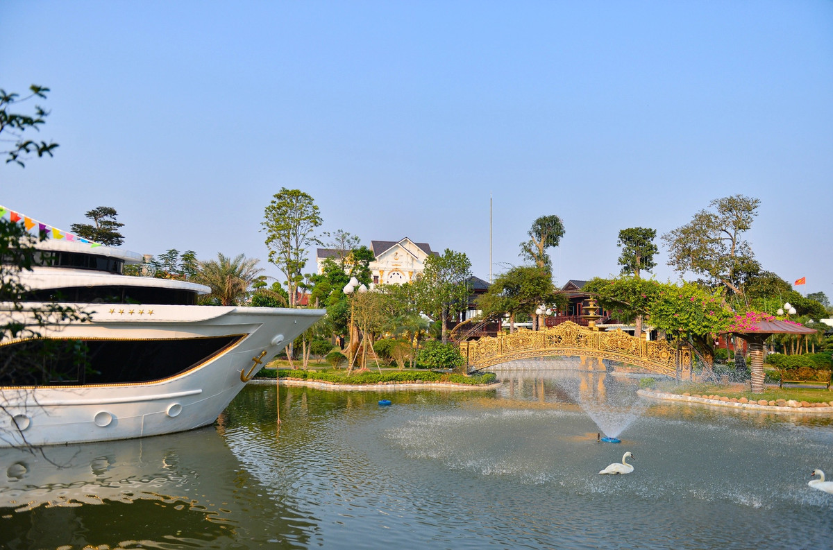 Du thuyền đặt trong cơ ngơi của vị đại gia Hải Dương. Ảnh: Nhíp sống Việt