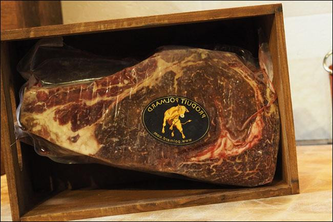 Đi trước người Nhật trong việc chăn nuôi bò và nếm thử bít tết, trang trại Polmard Eleveur Boucherie của Pháp đưa bít tết lên một tầm cao hoàn toàn mới. Loại thịt bò từ trang trại này có giá 1.454 USD/pound (tương đương 76 triệu đồng/kg) sau khi được ủ 15 năm.