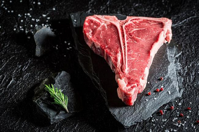 Mỗi ngày, nhà hàng chỉ phục vụ duy nhất 1,7 kg thịt Porterhouse. Tính ra, mỗi suất ăn được phục vụ khoảng 85g, tương đương 20 suất/ngày.