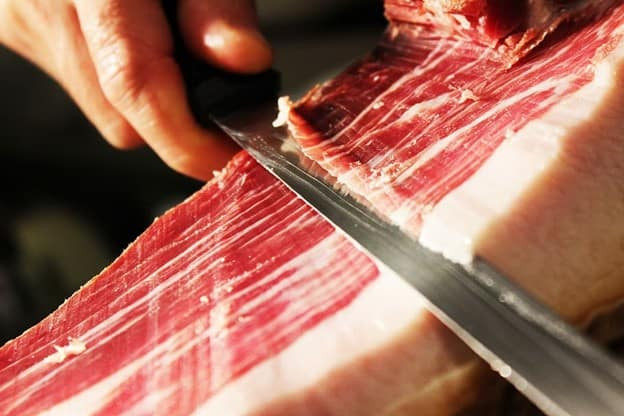 Giăm bông Iberico nổi tiếng của Tây Ban Nha được tạo ra từ thịt lợn đắt nhất trên thế giới. Mỗi kg thịt giăm bông Iberico có giá vào khoảng 600 USD/kg (hơn 14 triệu đồng/kg). Nguồn ảnh: Rarest
