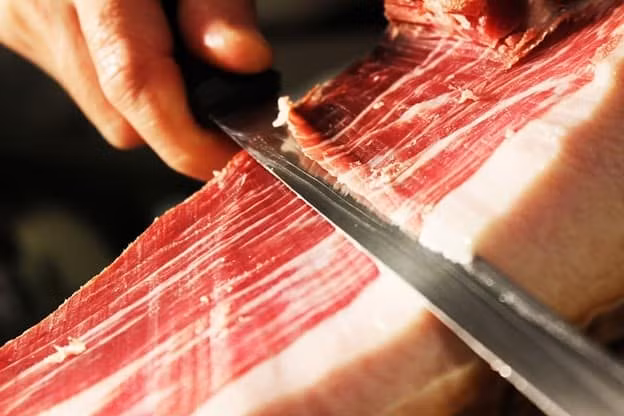 Giăm bông Iberico nổi tiếng của Tây Ban Nha được tạo ra từ thịt lợn đắt nhất trên thế giới. Mỗi kg thịt giăm bông Iberico có giá vào khoảng 600 USD/kg (hơn 14 triệu đồng/kg). Nguồn ảnh: Rarest