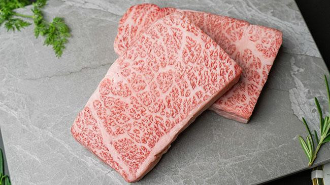 Theo đó, thịt bò Wagyu có giá lên tới 660 USD/kg (hơn 15,6 triệu đồng).