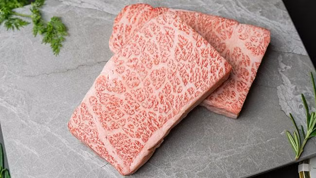 Theo đó, thịt bò Wagyu có giá lên tới 660 USD/kg (hơn 15,6 triệu đồng).