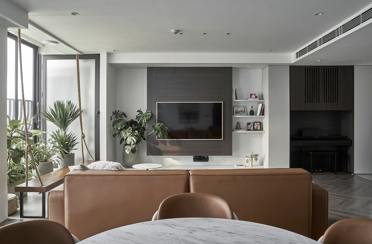 Khu bếp và phòng khách liên thông, làm tăng cảm giác rộng rãi. Ảnh: Reatimes