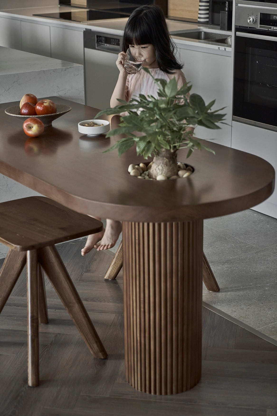 Cây xanh được đưa vào nhà vừa đủ giúp căn phòng thêm sinh động. Ảnh: Reatimes