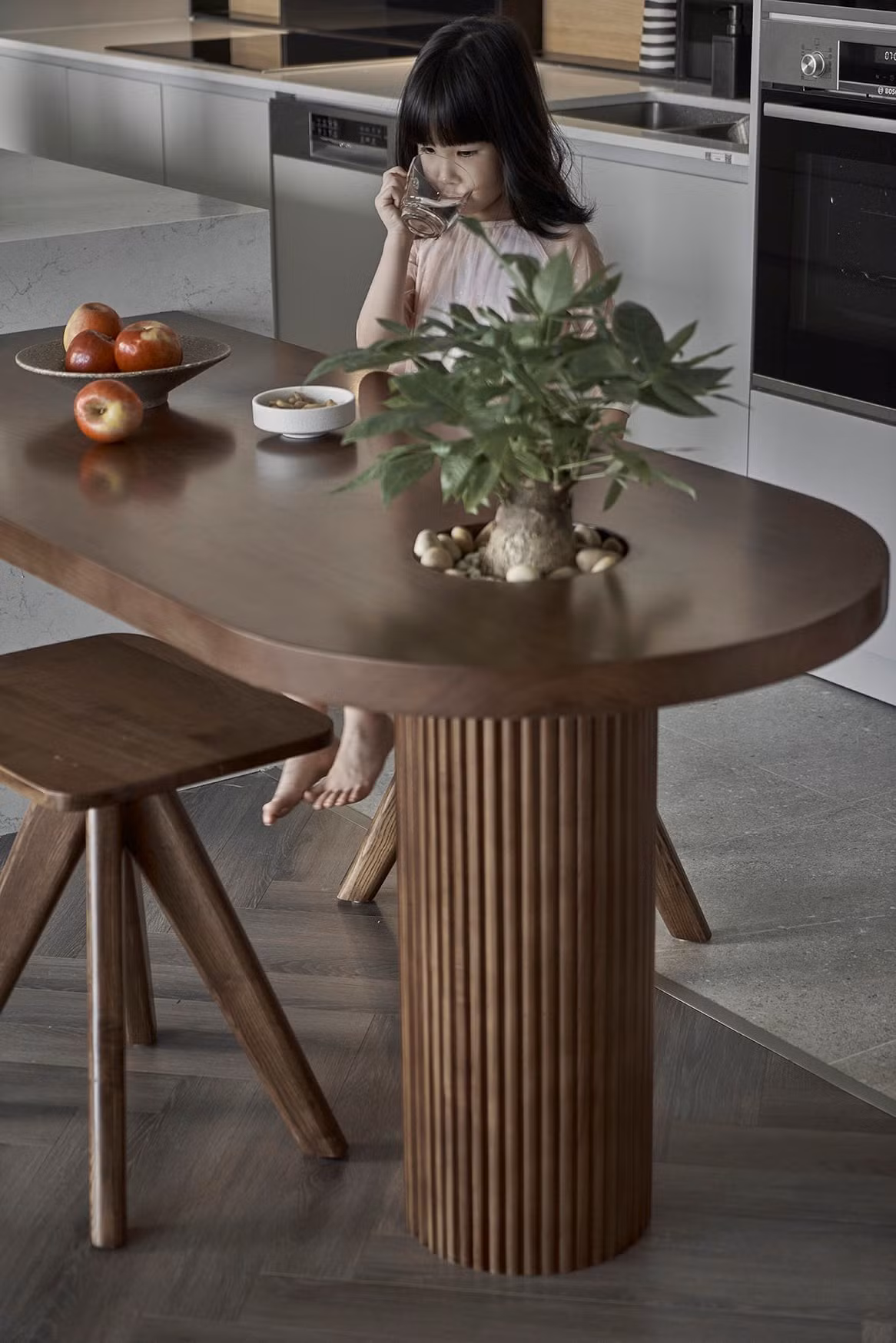 Cây xanh được đưa vào nhà vừa đủ giúp căn phòng thêm sinh động. Ảnh: Reatimes