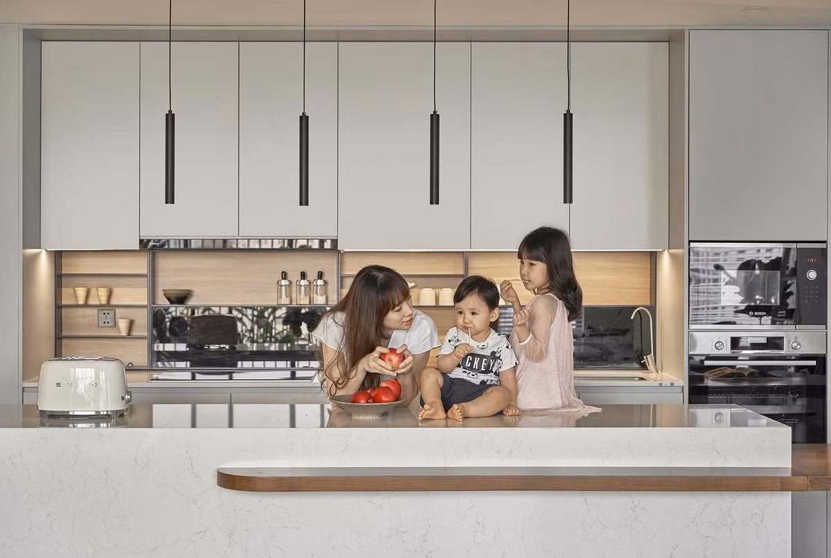 Bàn đảo của bếp được tích hợp, kéo dài thêm một bàn ăn dài. Ảnh: Reatimes