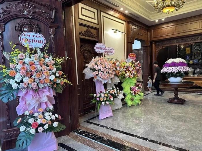 Chính giữa là gian thờ, hai bên là phòng khách và phòng bếp.