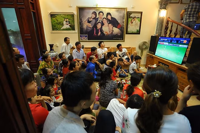 Trước đó, căn nhà cũ của gia đình Văn Toàn cũng khá khang trang. Phòng khách rộng, có thể chứa đông người đến quây quần xem bóng đá.