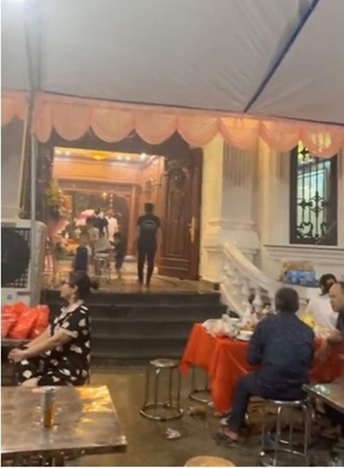 Khoảng sân trước nhà rộng rãi.