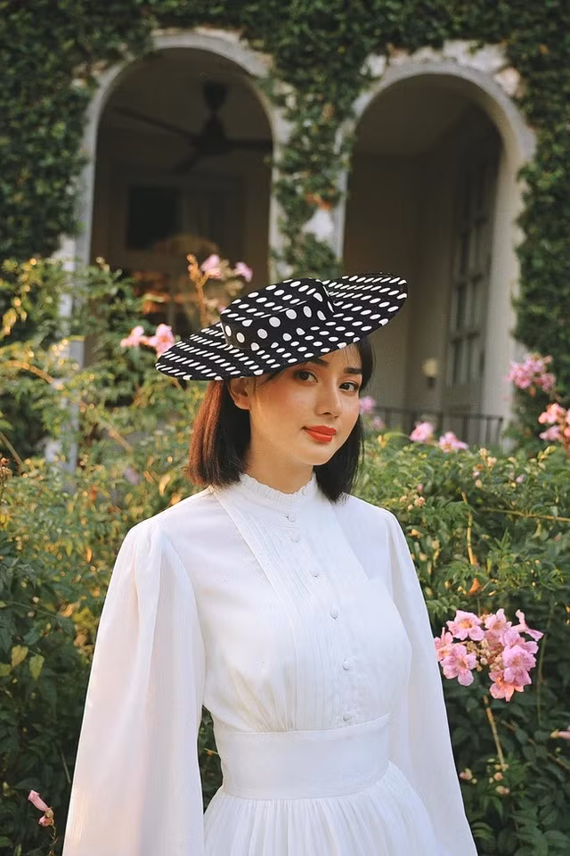 Sau khi "lột xác", Angela Chu thu hút sự chú ý của cộng đồng mạng bởi cuộc sống giàu có bên chồng đại gia Thái Lan. Ảnh: FBNV