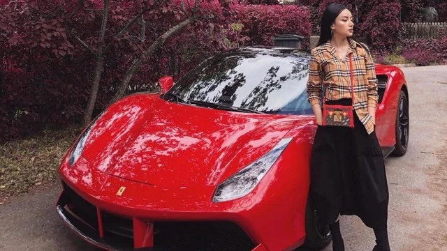 Cuộc sống của Angela Chu ngập trong đồ hiệu, những chuyến du lịch đắt đỏ, tài sản siêu xe, biệt thự. Ảnh: FBNV