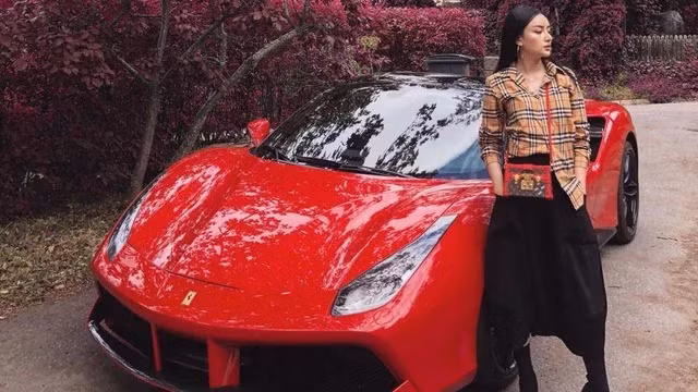 Cuộc sống của Angela Chu ngập trong đồ hiệu, những chuyến du lịch đắt đỏ, tài sản siêu xe, biệt thự. Ảnh: FBNV